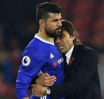 芒特进球后奔向B费，眼神启动诠释默契（芒特破门直奔B费，眼神交流尽显默契）