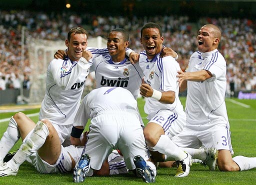 外媒：下赛季欧冠联赛阶段用球将采用白+薄荷绿+紫创新配色（外媒：欧冠下赛季比赛用球将启用白、薄荷绿与紫的全新配色）