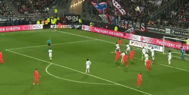 卡雷拉斯染红全程：对裁判让任意球重开不满染黄，随后抱怨吃直红