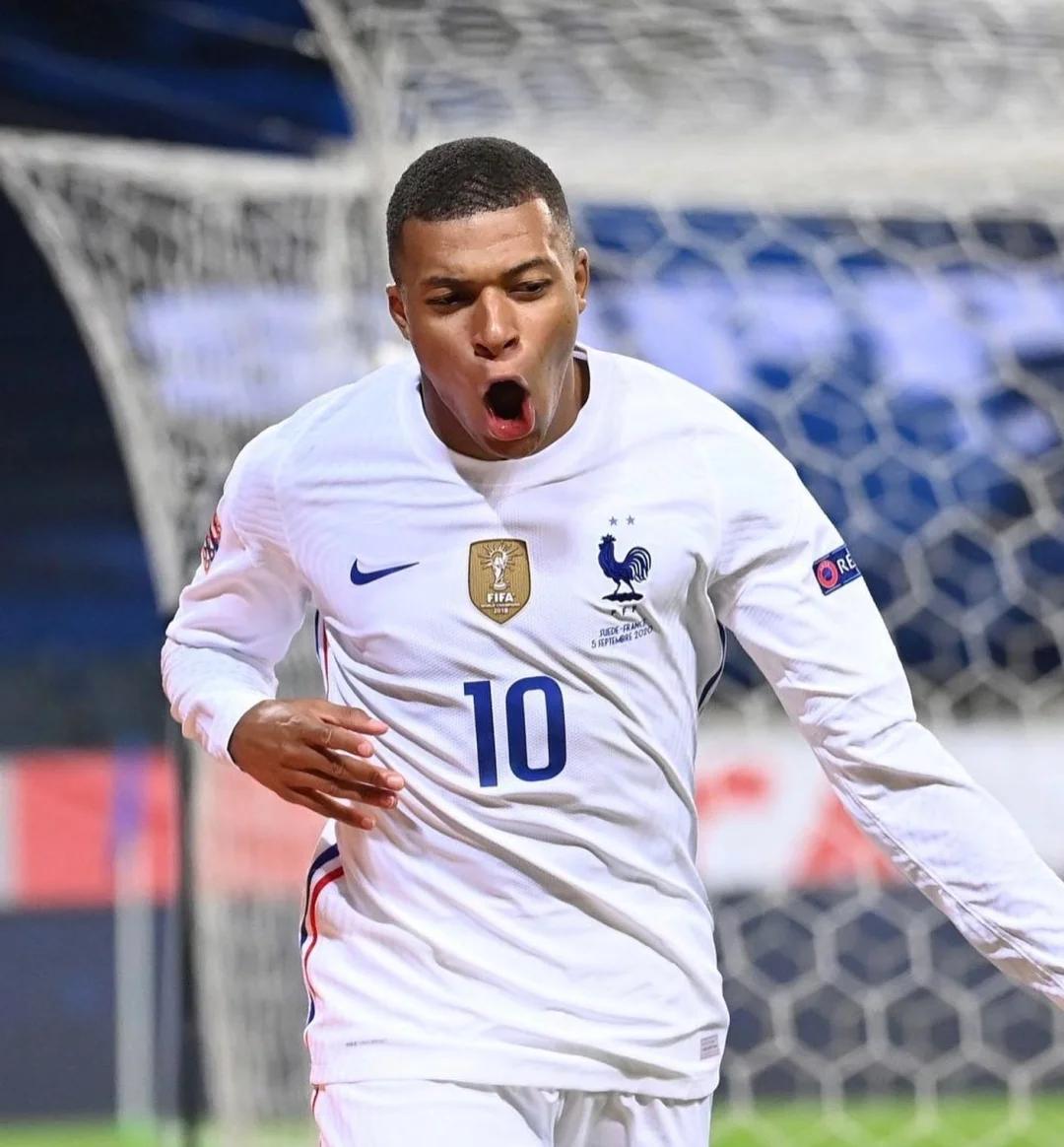 篮球勇士老将续约一年，球迷大呼：值得（勇士与老将再续一年，球迷直呼太值了）