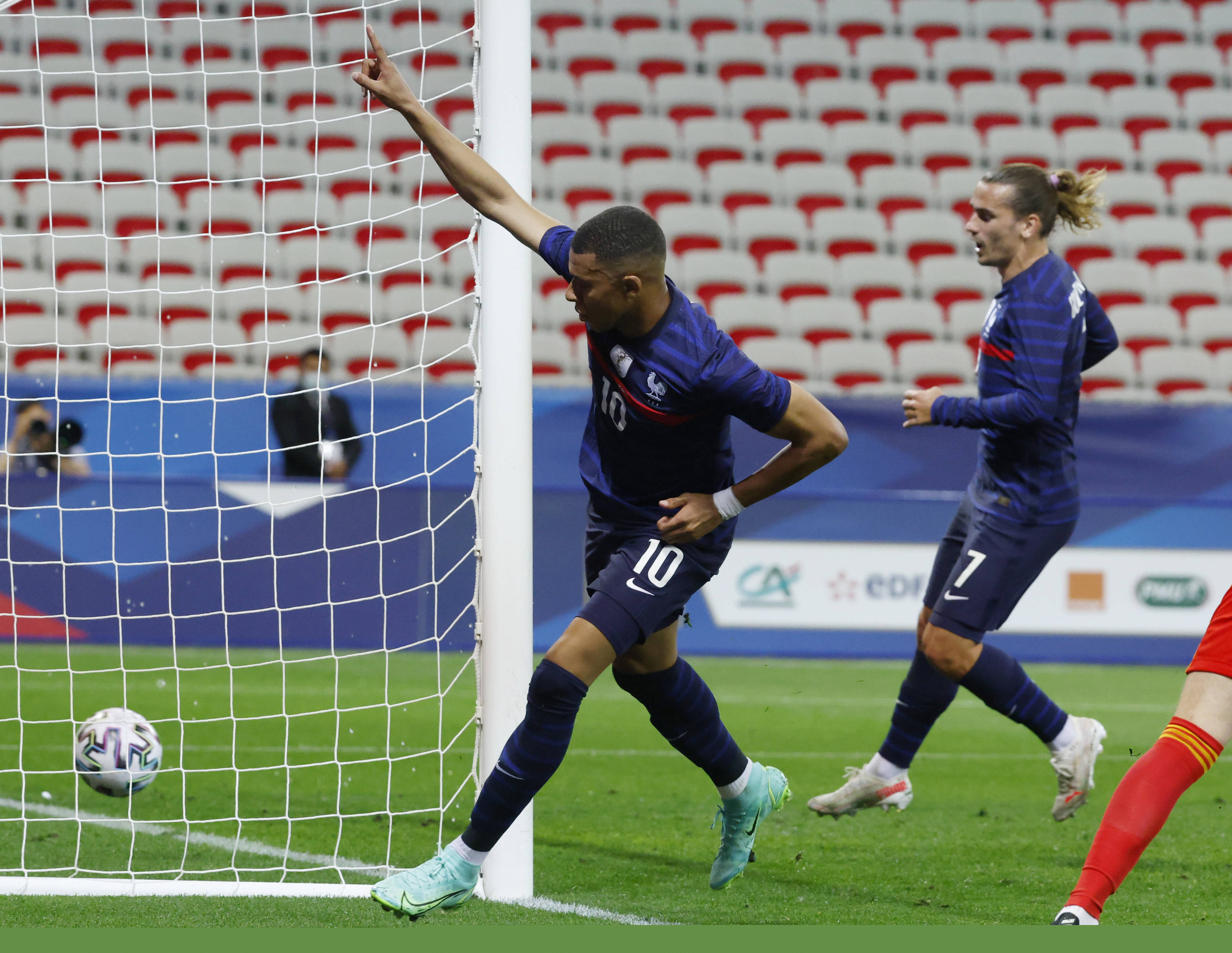 莫雷诺：若能重返西班牙队当然很好；黄潜现在西甲第二还不错（莫雷诺：若能回归西班牙队当然是好事；黄潜暂居西甲第二，表现不错）