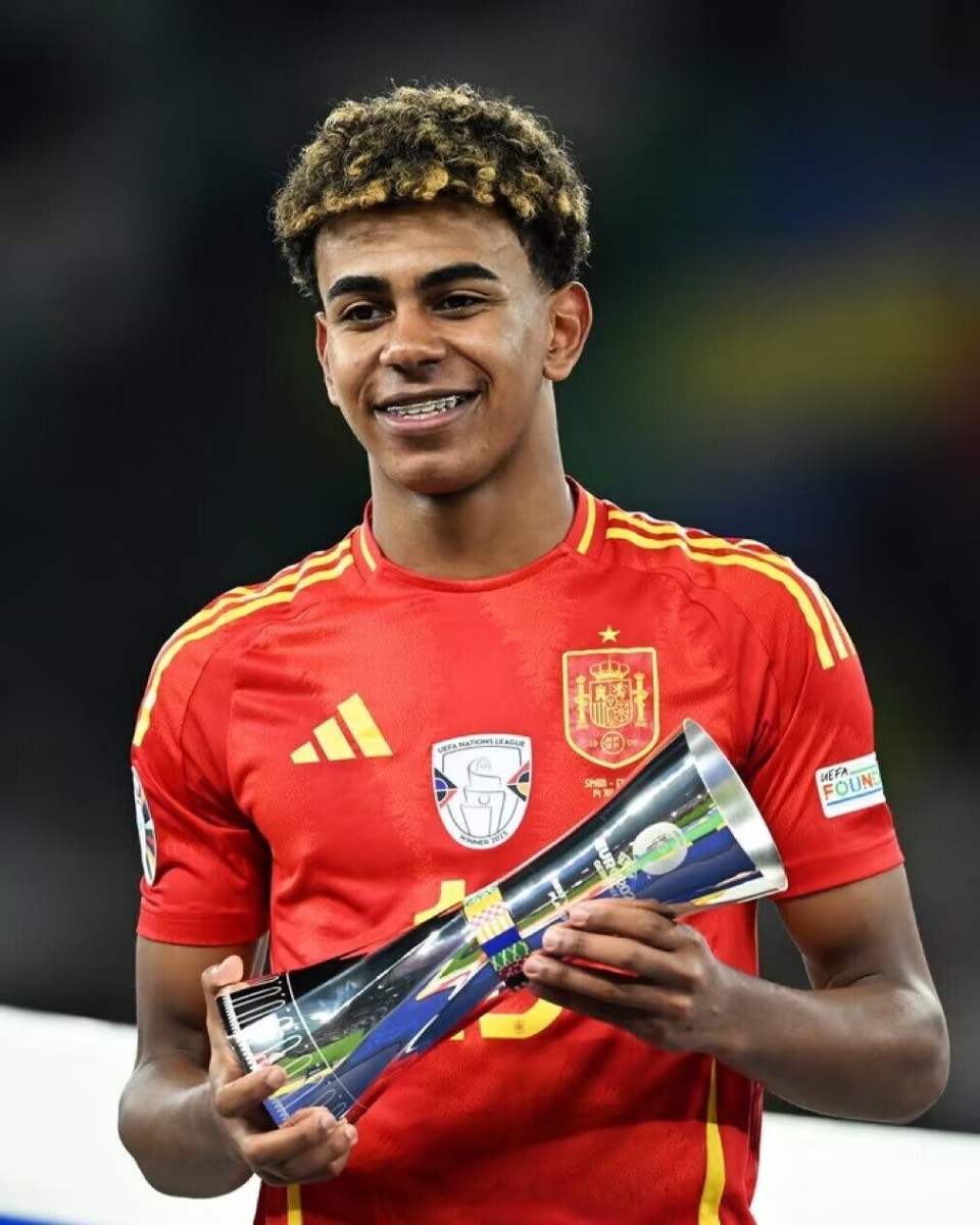 名记：字母最近向队友强调专注篮球的重要性，别被外界声音干扰（名记：字母哥近日提醒队友把心思放在篮球上，勿被外界杂音分心）