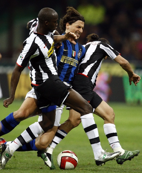 罗马诺：曼联已与内维斯的经纪人交谈，但还没有和新月正式谈判（罗马诺：曼联已接触内维斯经纪人，暂未与新月展开正式谈判）