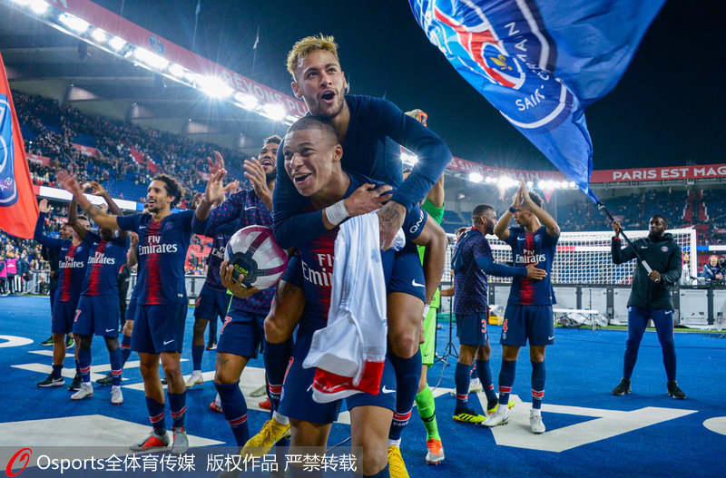 张琳艳赛后和凯莉交换球衣，后者直接把中国队球衣穿在身上（赛后张琳艳与凯莉互换球衣，凯莉当场披上中国队战袍）